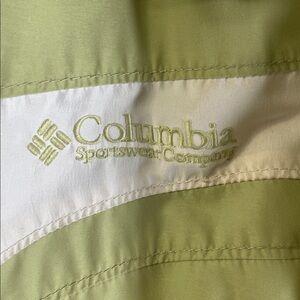 Columbia women Green Puffer Jacket. Size Large. Removable hood. Quilted inside.